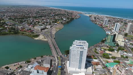 Río-Y-Puente-Entre-Dos-Ciudades-En-Un-Océano-Atlántico-De-Fondo