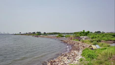 la playa de baruna se encuentra en el norte de semarang, en el centro de java, indonesia.