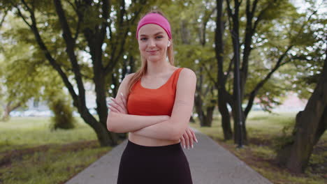 Athletic-fitness-concentrat-runner-girl-training-looking-at-camera,-marathon-achievement-in-park