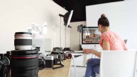fotógrafo trabajando en una computadora personal
