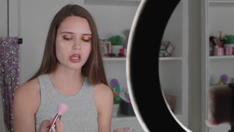 hermosa adolescente vlogger filmando tutorial de maquillaje compartiendo video de belleza disfrutando de las redes sociales influyente grabando vlog en casa