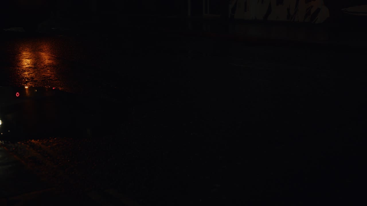 밤에 거리의 쓰레기 수거, 주황색 빛 반사