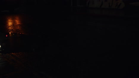 recolección de basura en la calle por la noche, reflejo de luz naranja