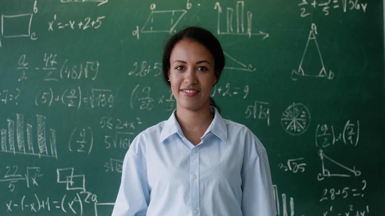 profesor mirando a la cámara.