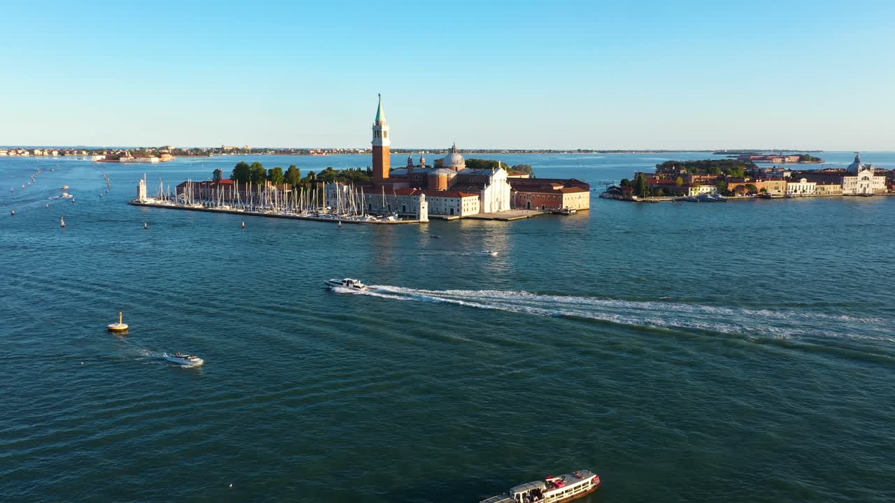 vista aérea que se eleva sobre la iglesia de san giorgio maggiore durante la puesta de sol en venecia en italia en 4k