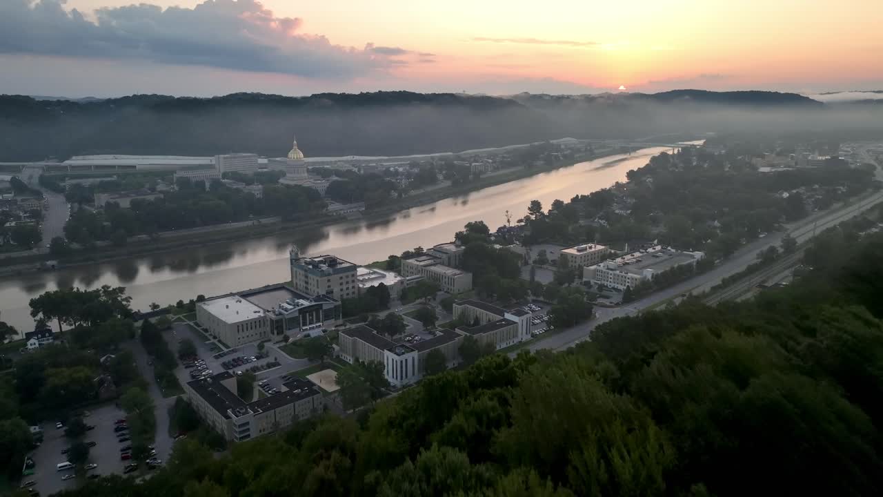 empuje aéreo a la capital del estado a lo largo del río kanawha en charleston, virginia occidental