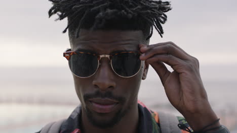 Nahaufnahme-Eines-Attraktiven-Afroamerikanischen-Mannes,-Der-Eine-Sonnenbrille-Aufsetzt
