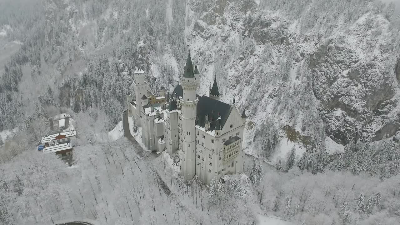 vista aérea de neuschwanstein volando hasta la cima del castillo en invierno