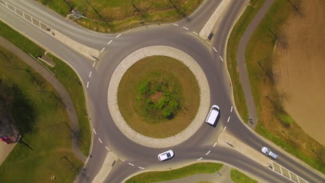 topshot imágenes aéreas de drones de una rotonda con tráfico en dirección de cuatro caminos