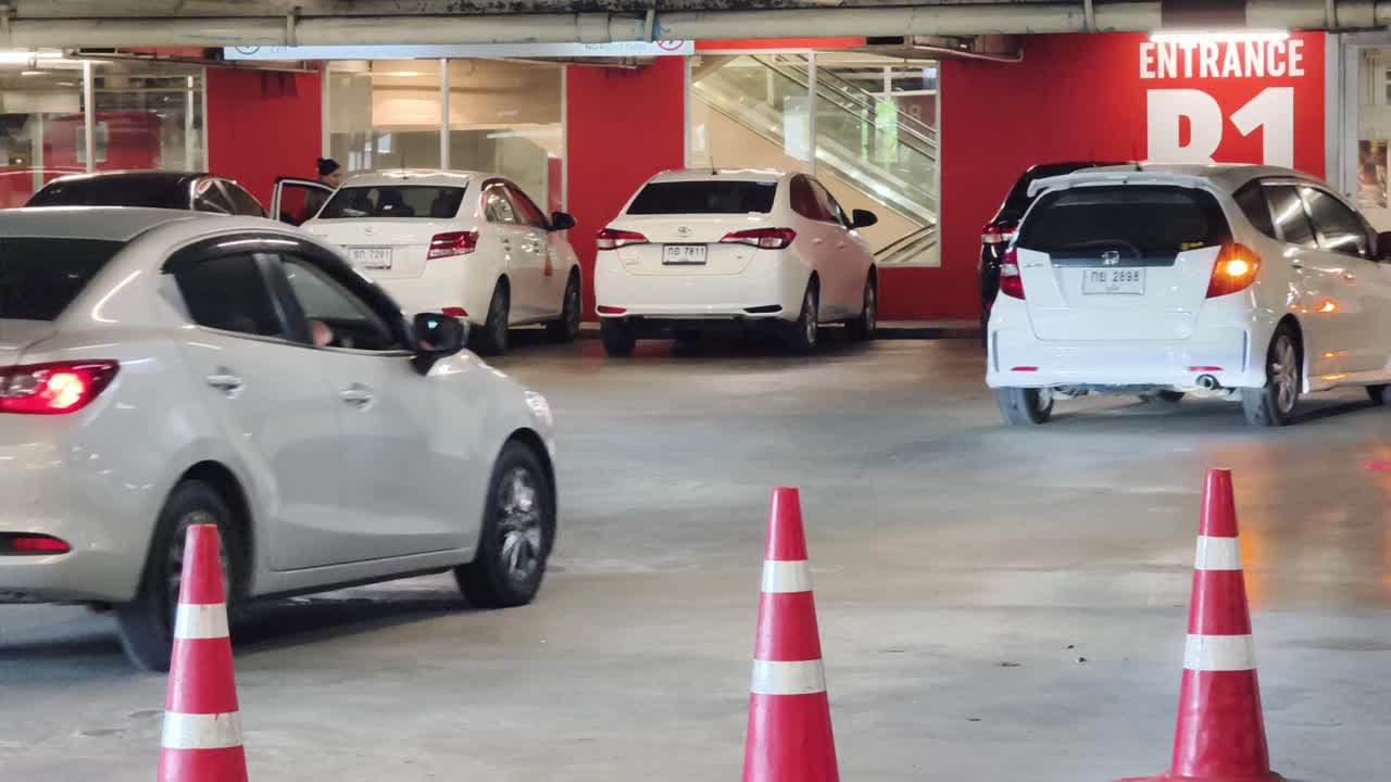 자동차가 있는 주차장