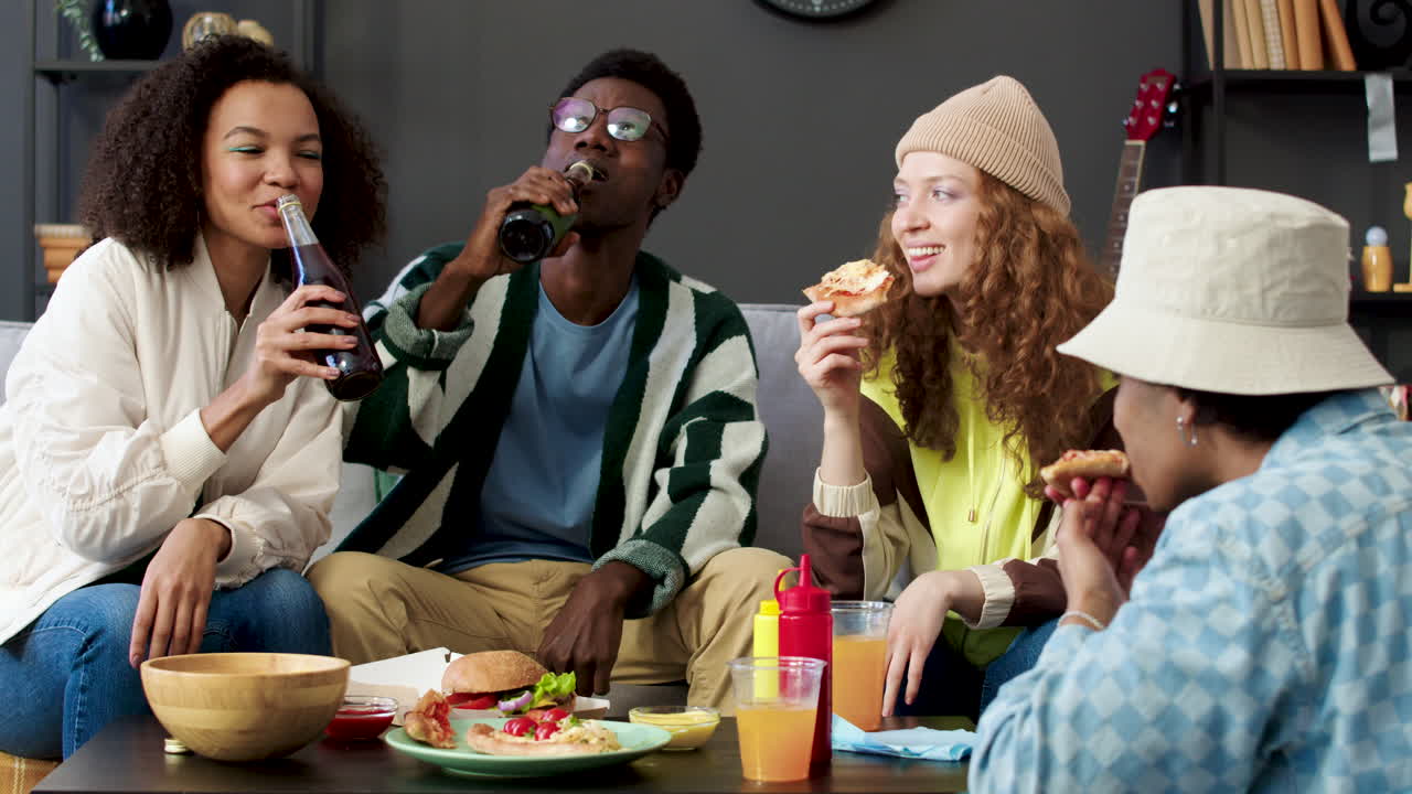 집회 에 참석 한 친구 들