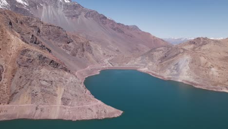 represa el yeso por la montaña de los andes en verano en santiago, chile