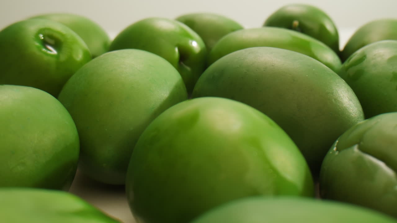 고품질의 4k 영상으로 그리스에서 배경으로 인 둥근 녹색 올리브.