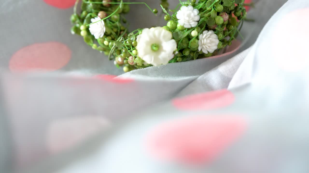 현대적인 패브릭 배경에 놓인 아름다운 화환, 창의적으로 장식된 템플릿 장면