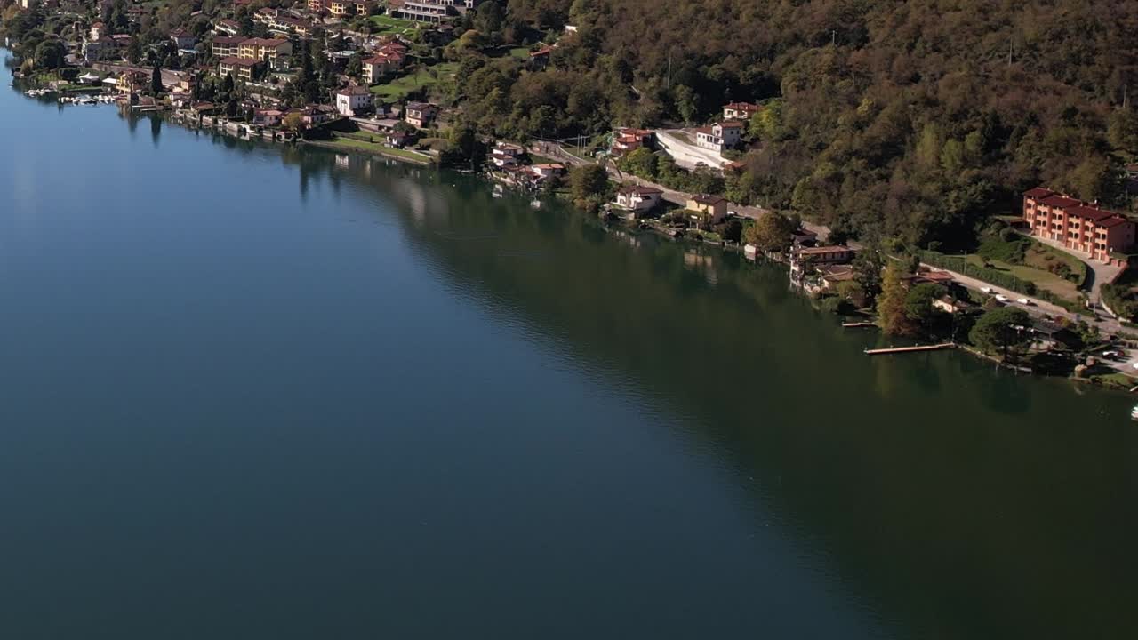 Linda vista aérea de um lago sereno nos Alpes Italianos