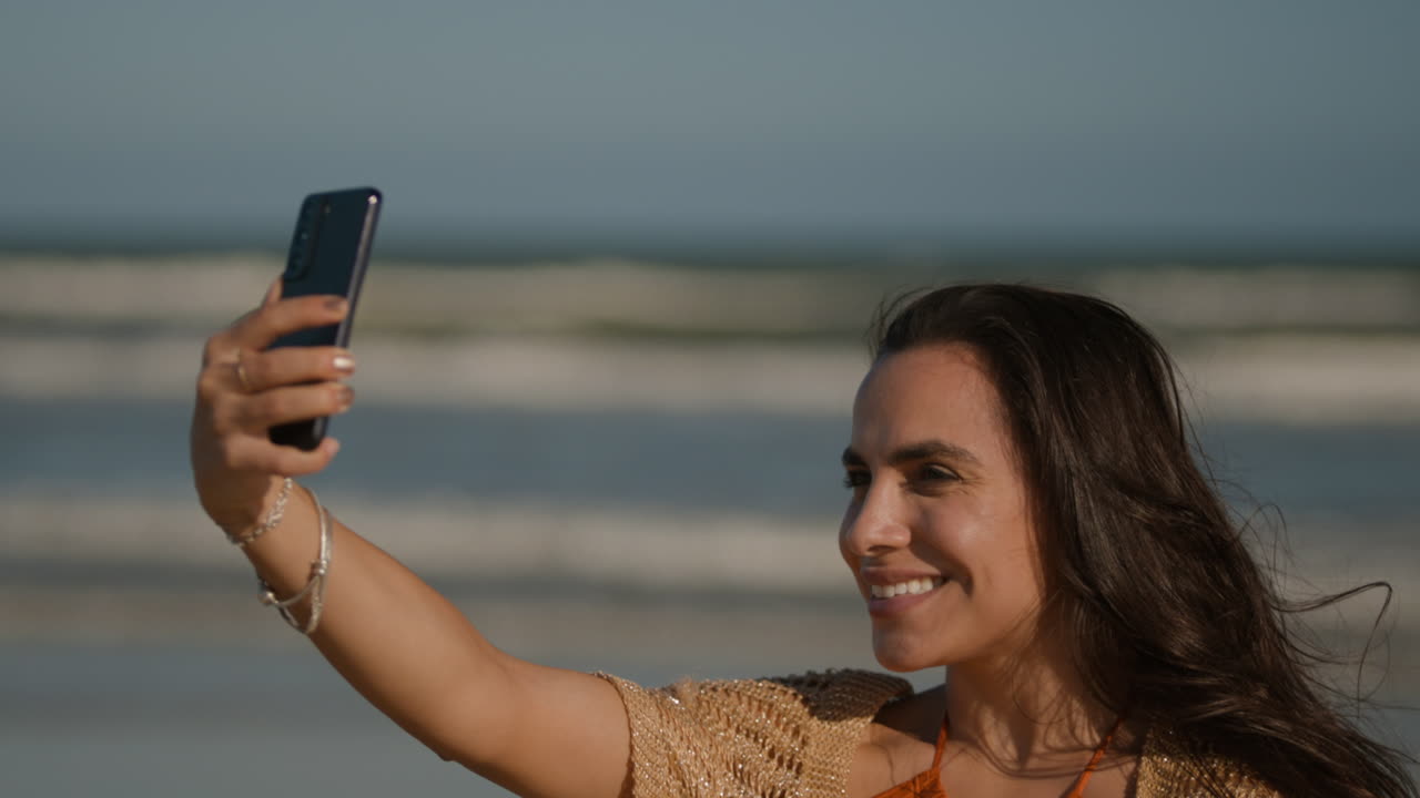 chica sonriendo en la playa