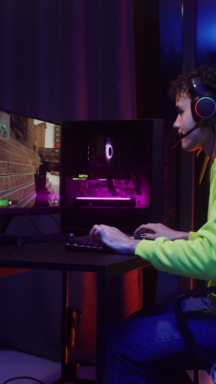 Uomo che gioca a Counter-Strike su PC