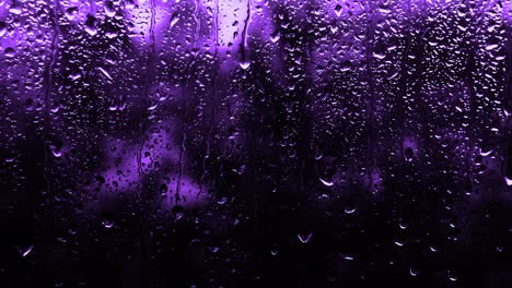 네온 보라색으로 비가 내리는 배경, 방울이 유리 아래로 흐르고, 공간 배경 복사. 유리 위에 비방울의 질감