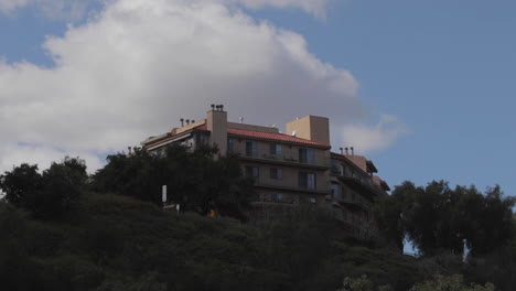edificio en la cima de una colina con avión