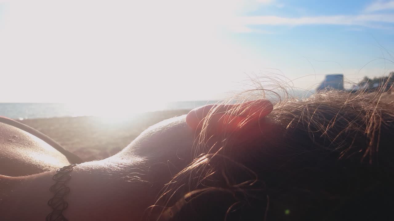 mujer descansando en la playa