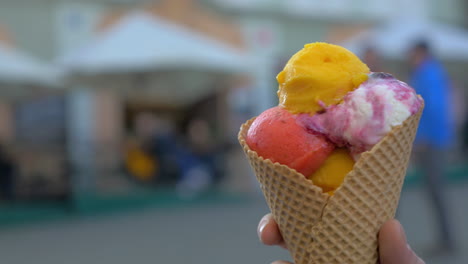 helado de cono de waffle contra el fondo de la calle