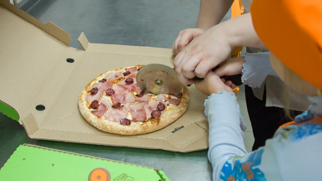 소녀는 요리 된 피자를 잘라