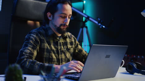 retrato de un trabajador independiente sonriente trabajando desde casa, escribiendo en una computadora portátil