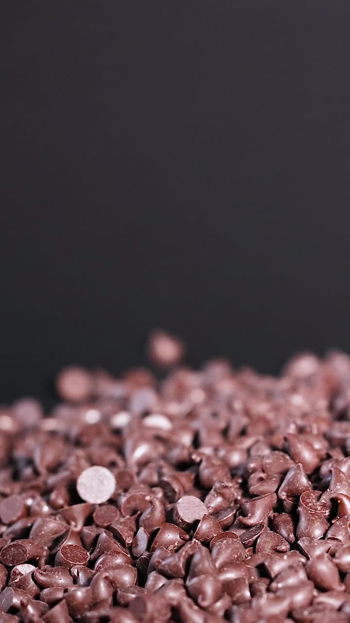 chips de chocolate en cascada en una pila