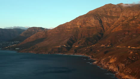 Paso-De-Montaña-En-El-Pico-De-Chapman-En-La-Costa-Del-Océano-Atlántico-En-Ciudad-Del-Cabo,-Sudáfrica