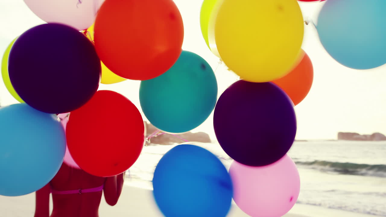 una rubia atractiva con globos en la mano.