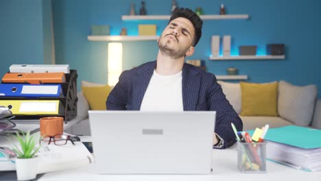 el hombre cuyo cuerpo duele por trabajar duro.