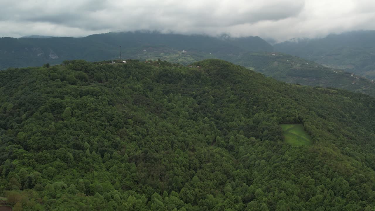 vista aérea del pico de la montaña verde en macedonia, naturaleza verde de verano bosque paisaje de montaña desde arriba con una hermosa vista