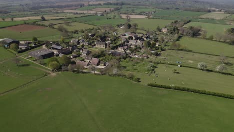 Pequeño-Pueblo-De-Hidcote-Boyce,-Aldea-Del-Norte-De-Cotswolds-Paisaje-Primaveral-Aéreo-Clasificado-En-Color