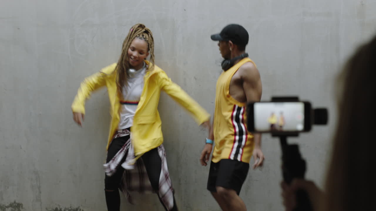 personas que bailan felices amigos multiétnicos que disfrutan bailando juntos amigos que usan teléfonos inteligentes que toman videos que comparten en las redes sociales