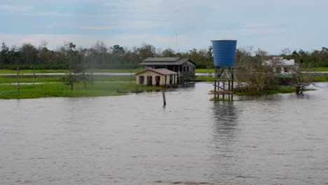 Comunidades-De-Casas-Sobre-Pilotes-A-Lo-Largo-Del-Río-Amazonas