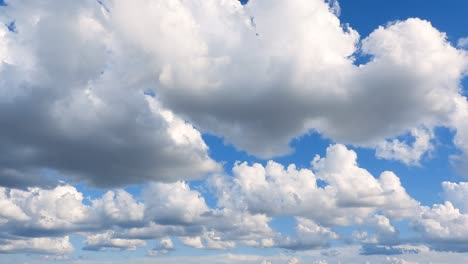 Cloudscape-Rolling-On-The-Blue-Sky-Over-Toronto,-Ontario,-Canada