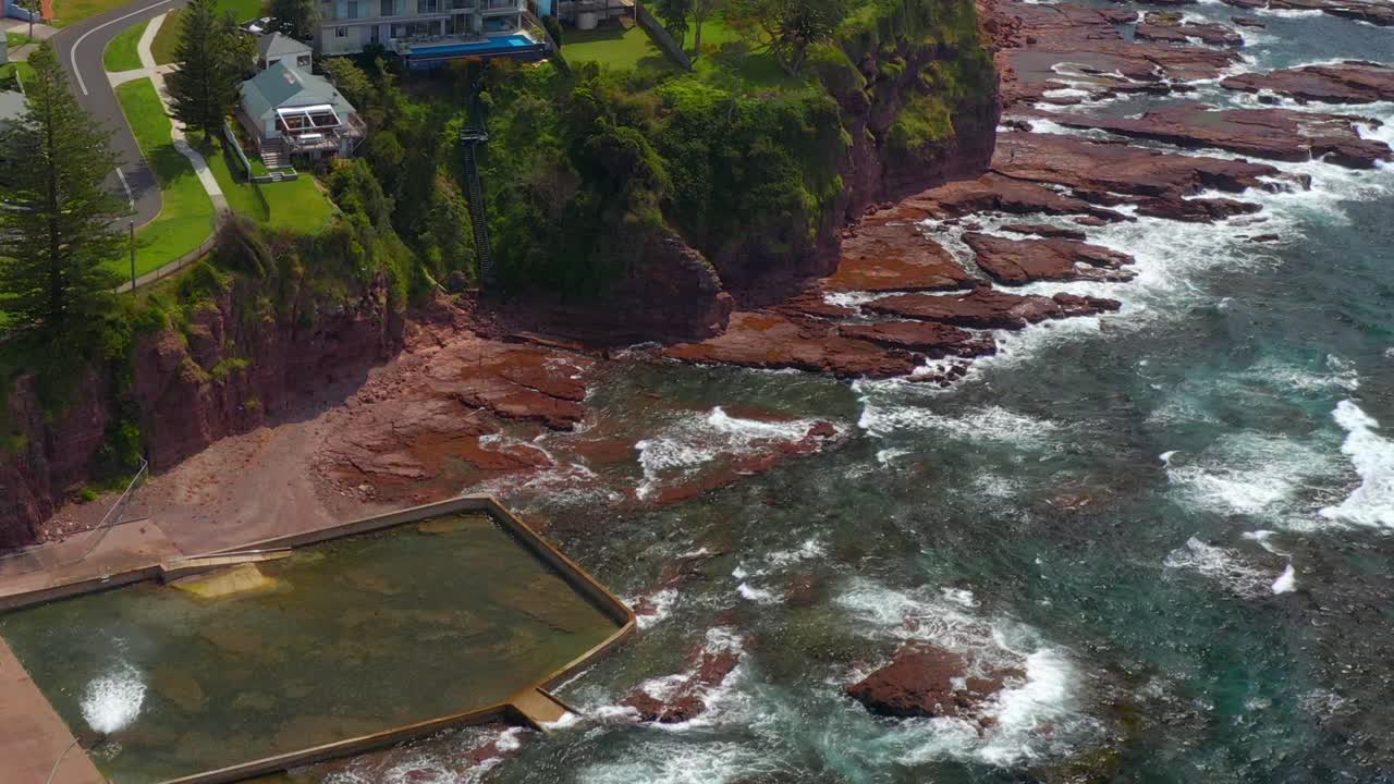호주 뉴사우스웨일즈에 있는 키아마 해변의 바위가 많은 해변에 있는 바위 웅덩이