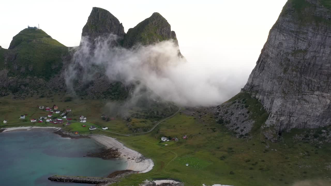 Moln bildas i Træna, Helgelandskusten i Nordnorge
