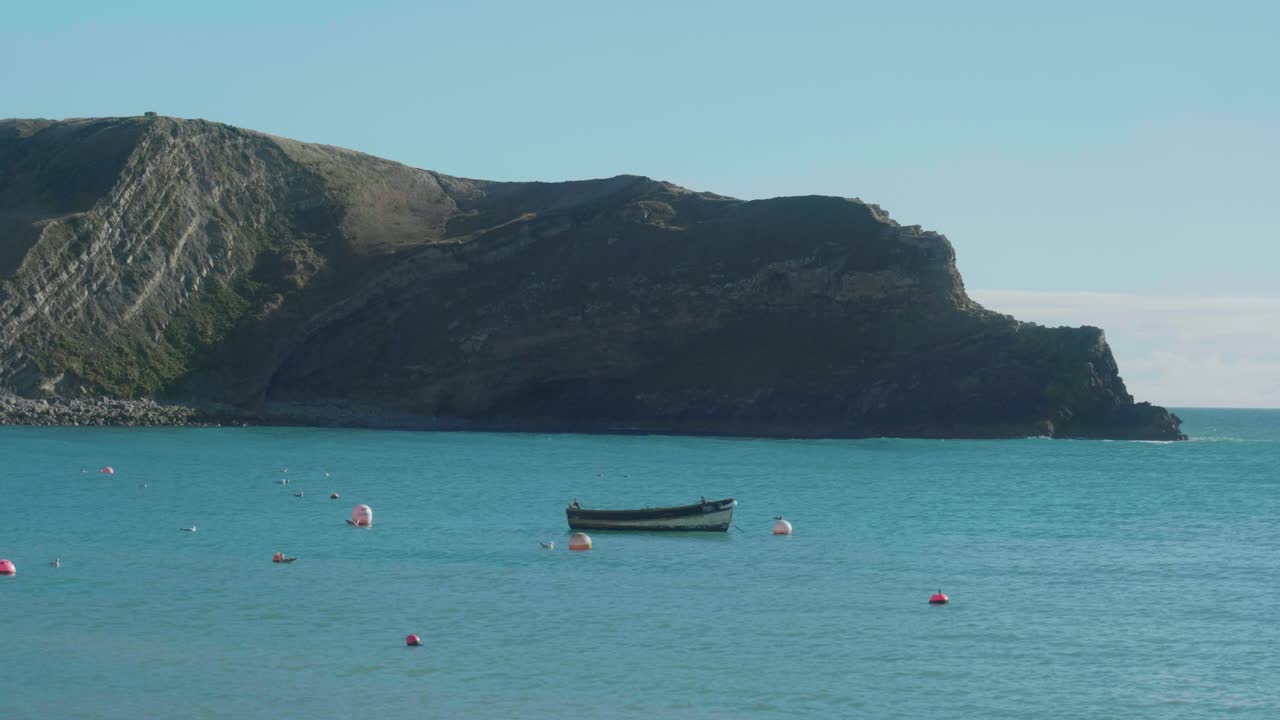toma de paisaje cinematográfico de 4k de la playa de lulworth cove, dorset en un día soleado