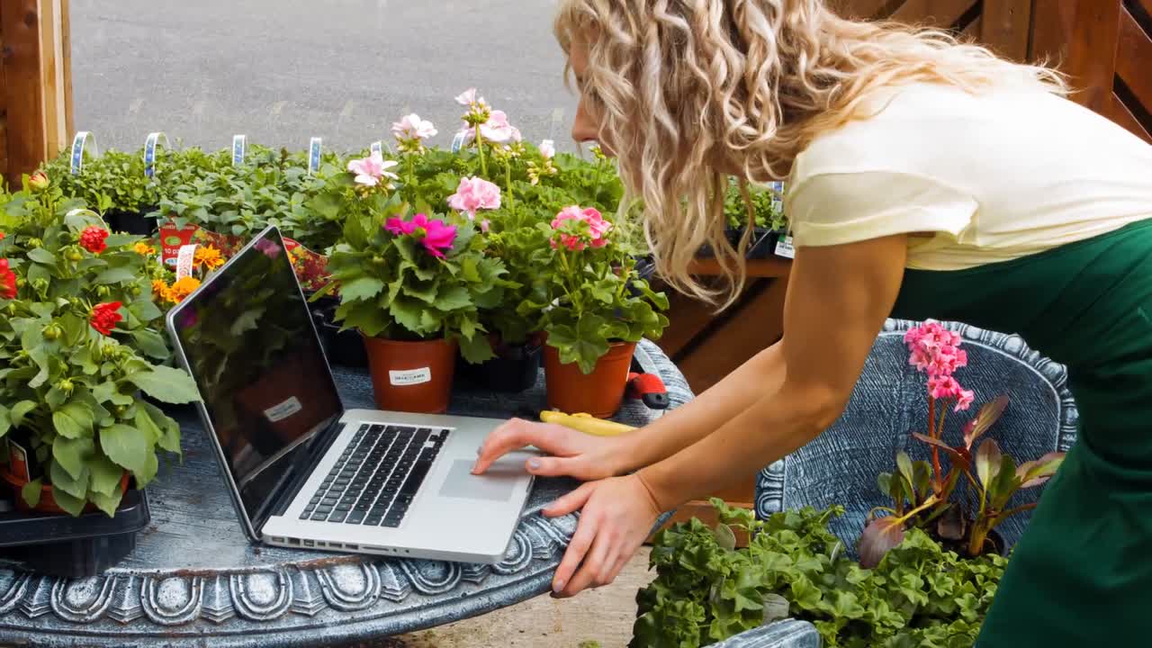 florista usando una computadora portátil
