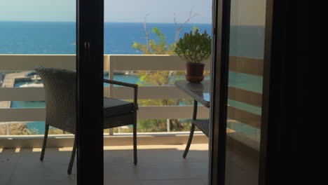 Zu-Fuß-Zum-Balkon-Mit-Blick-Auf-Das-Meer