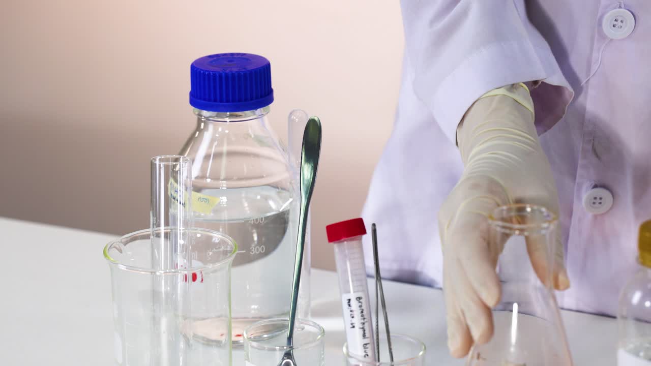 el científico lleva a cabo un experimento de bromotimol azul