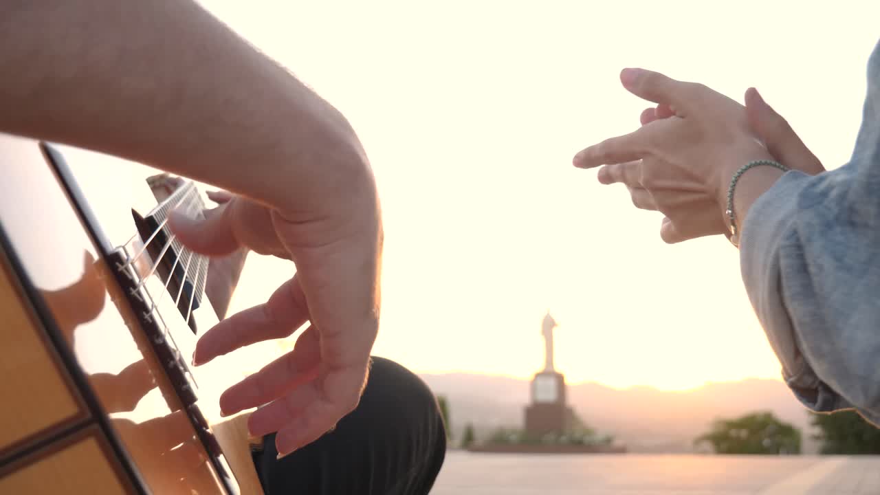 얼굴 없는 기타 연주자 를 박수 치는 인식 할 수 없는 사람