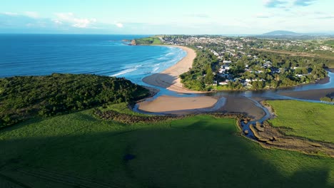 Paisaje-Drone-Aéreo-De-Werri-Laguna-Sistema-Fluvial-Gerringong-Playa-De-Arena-Océano-Ciudad-Principal-Suburbios-Wollongong-Costa-Sur-Australia-Viajes-Turismo