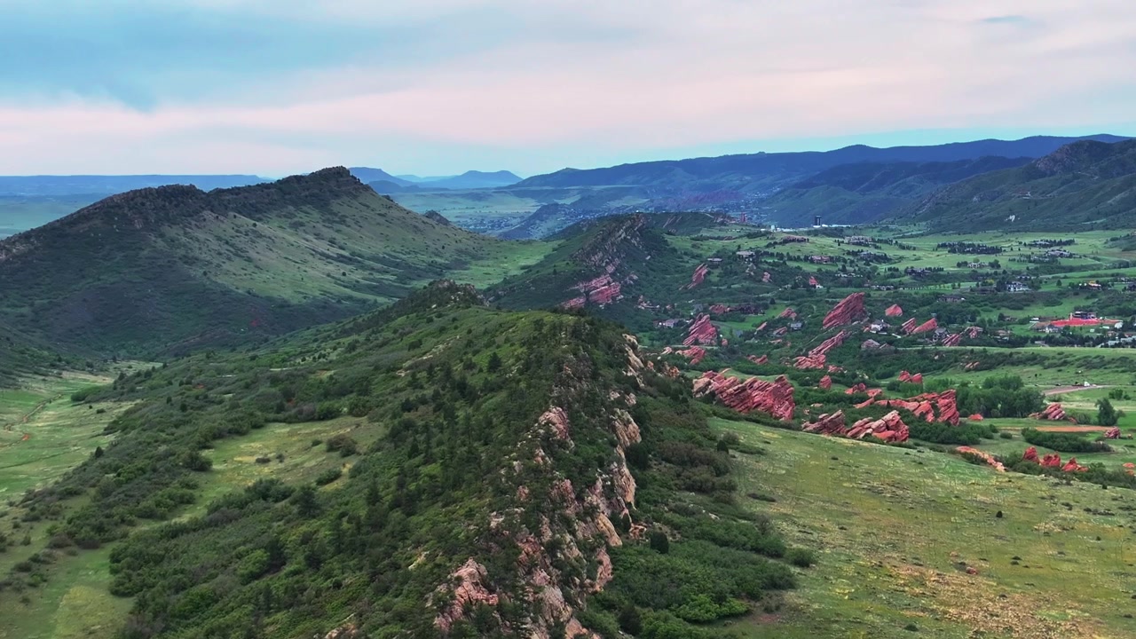 Deer Creek Canyon South Valley Hogback Ridge trail Ken Caryl Valley Ranch flygdrönare Denver Colorado Front Range foothills Lockheed Martin Red Rocks sommar solig morgon blå himmel framåt uppåt
