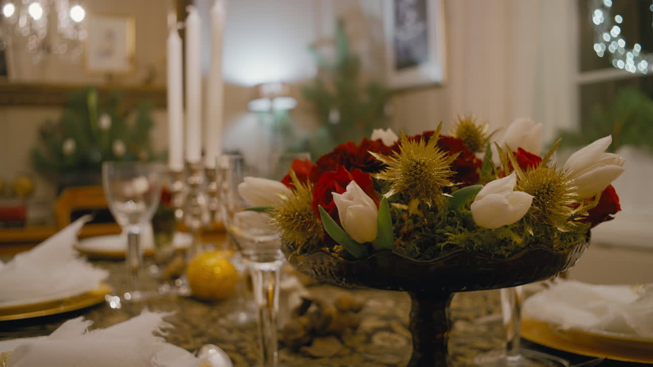 Detaljert visning av et elegant feriebord, som fremhever et rikt blomsterarrangement med tulipaner, roser og gulltistler