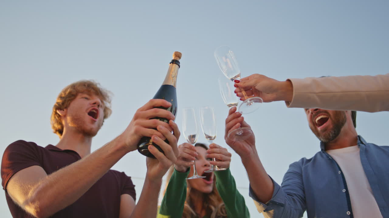 hombre abierto salpicando champán en la fiesta de verano cerca. tipo emocionado vertiendo vino