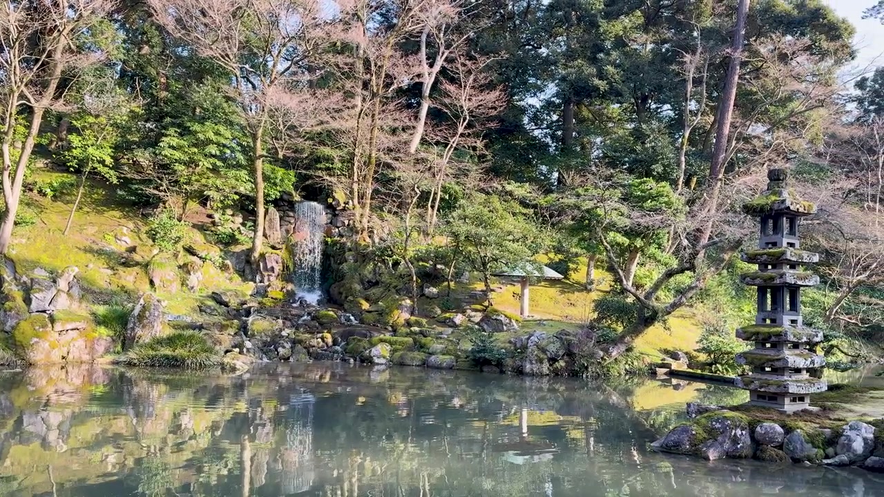 滝と石灯籠のある伝統的な日本庭園