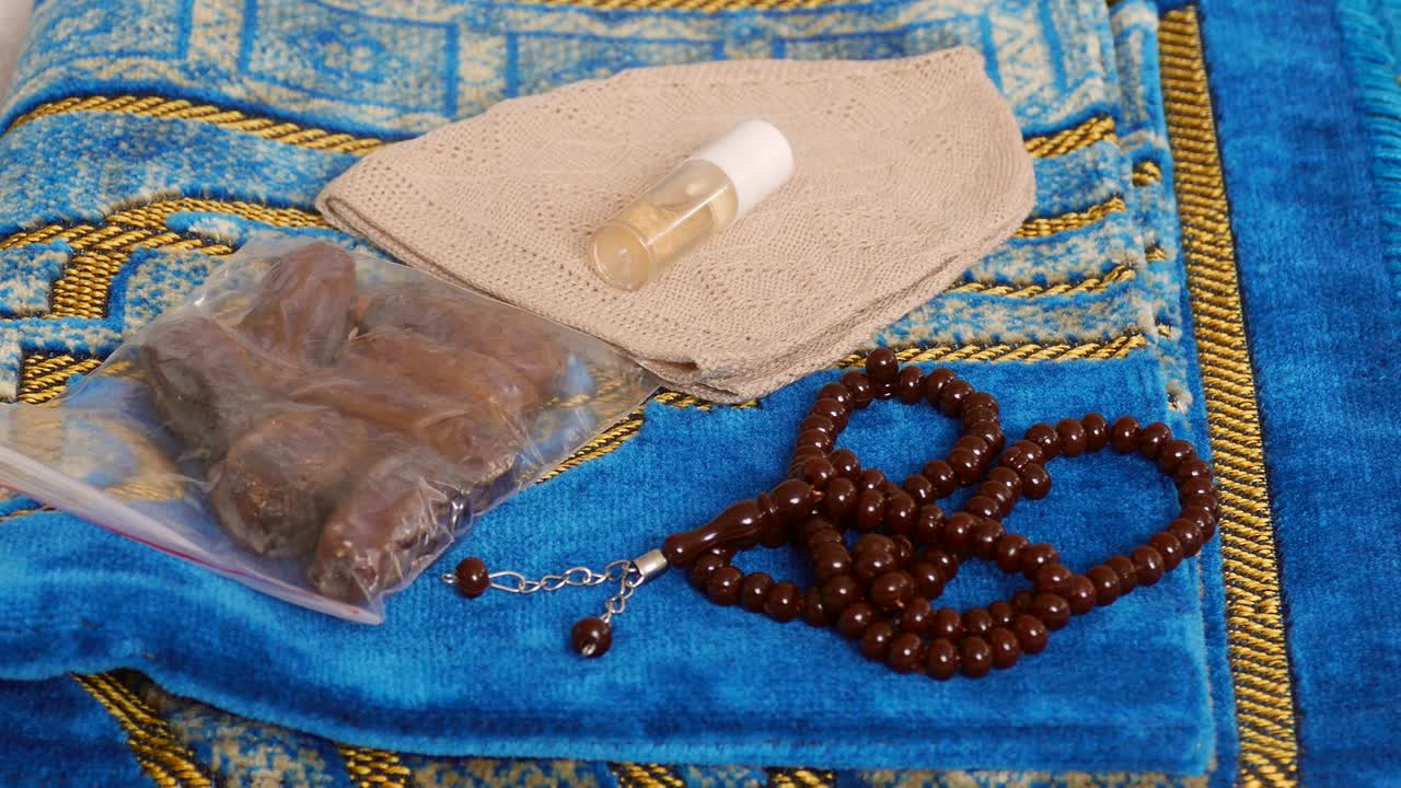Quando muçulmanos voltam do Hajj, eles trazem tâmaras, tapetes de oração e terços como presente