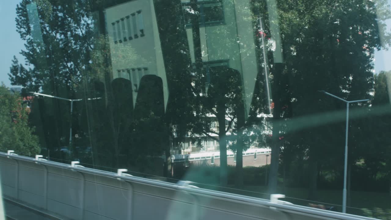 смотрит в окно метро в пригороде роттердама